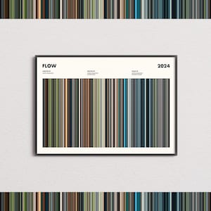Può includere: Un poster orizzontale incorniciato intitolato FLOW 2024, caratterizzato da una grafica centrale composta da numerose strisce verticali in varie tonalità di blu, verde, marrone e grigio. Il testo include i crediti di regia, sceneggiatura e musica.