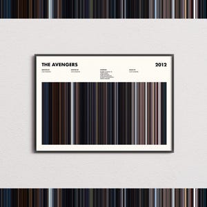 Könnte beinhalten: Ein gerahmtes Filmplakat für The Avengers aus dem Jahr 2012 mit einem minimalistischen Design und schwarzem Text auf weißem Hintergrund. Die Mitte zeigt eine vertikale Farbpalette aus dünnen Streifen, die das Farbschema des Films darstellen.