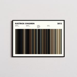 Puede incluir: Impresión artística enmarcada con el texto "ELECTRICK CHILDREN" y el año "2012". La obra presenta líneas verticales en tonos marrones, beige y grises, creando un diseño minimalista.