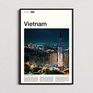 Peut inclure: Une affiche de voyage encadrée présentant le mot Vietnam en caractères noirs gras en haut, avec un paysage urbain nocturne de Hô Chi Minh-Ville en dessous. L'image montre un grand gratte-ciel illuminé parmi des bâtiments urbains et des lumières de ville.