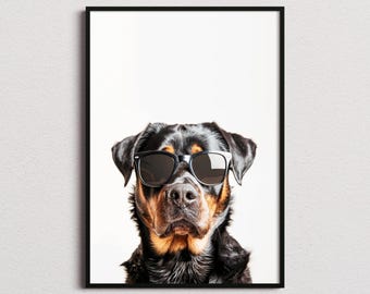 Puede incluir: Una impresión de arte mural enmarcada que muestra el retrato de un perro Rottweiler con pelaje negro y fuego, que lleva gafas de sol con montura negra. El perro está centrado sobre un fondo blanco liso, capturado desde el pecho hacia arriba.