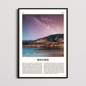 Könnte beinhalten: Gerahmter Druck mit einer malerischen Landschaft von Boulder, Colorado, mit einem See, der den Nachthimmel widerspiegelt. Das Bild enthält den Text "BOULDER" und "CO USA", ideal für die Wanddekoration.