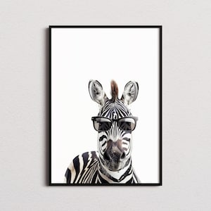 Puede incluir: Una cebra en blanco y negro con gafas de sol negras. La cebra tiene una crin negra y mira directamente a la cámara.