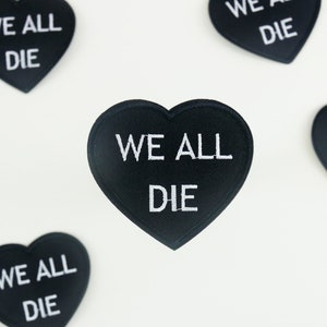 we all die patch, Aufnäher mit schwarzem Herz, Aufnäher zum aufbügeln, gestickter Patch, lustiger Aufnäher, coole Patch
