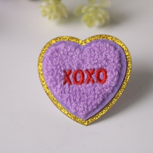 patch xoxo, patch coeur chenille violet, écusson thermocollant, écusson brodé, écusson amusant, écusson cool, pour gilet, pour sac fourre-tout