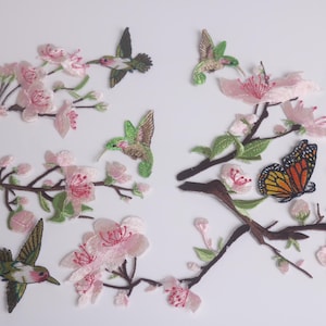 en uppsättning av 10 broderade strykmärken, kolibri, fjäril, rosa körsbärsblomsgren