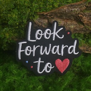 Parche bordado termoadhesivo con diseño "Look Forward to Heart", accesorio de costura DIY.