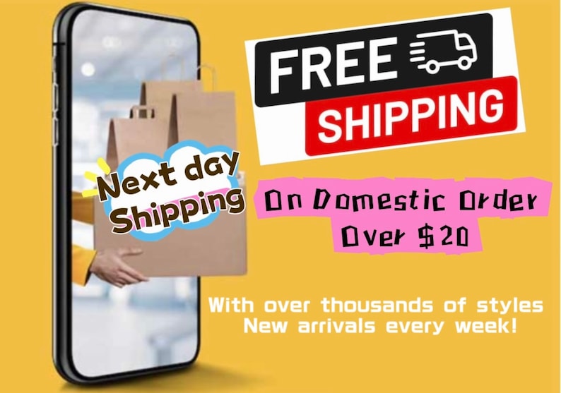 Peut inclure: L'&eacute;cran d'un smartphone montrant une personne tenant un sac en papier brun avec le texte "Next day Shipping" sur un nuage rose. L'arri&egrave;re-plan est jaune avec le texte "FREE SHIPPING On Domestic Order Over $20" en noir et rouge.