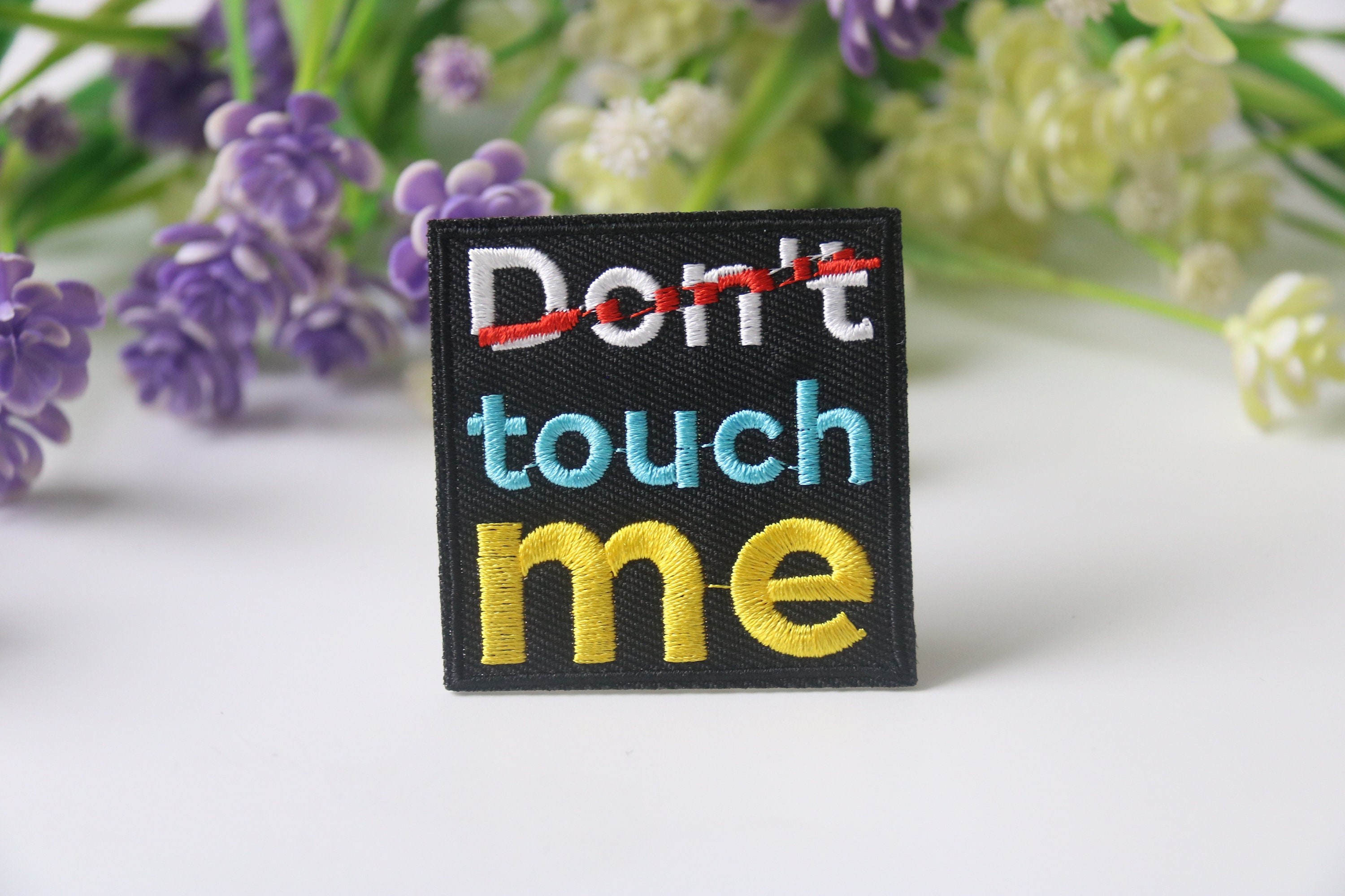 Aufnäher "Don't Touch Me / Berühre Mich Nicht" – Bestickt Zum Aufbügeln Oder Aufnähen | 7,4 X 7,4 Cm