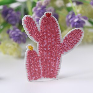 Puede incluir: Parche de cactus bordado en rosa con un pequeño cactus en la parte delantera. El parche es perfecto para añadir un toque de fantasía a la ropa, los bolsos u otros accesorios.