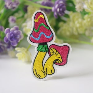 toppa con funghi arcobaleno, toppa termoadesiva, toppa ricamata, toppa divertente, toppa interessante, per gilet, per borsa tote