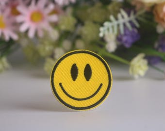 toppa con faccina sorridente, toppa emoji, toppa stirabile, toppa ricamata, toppa divertente, toppa cool