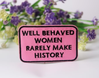 le donne ben educate raramente fanno la storia toppa, toppa ragazza, toppa stirabile, toppa ricamata, toppa divertente, toppa cool, per gilet, per borsa tote