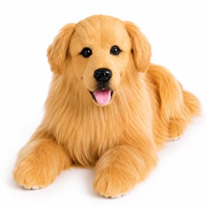 Könnte beinhalten: Ein Golden Retriever Plüschhund mit weichem, honigfarbenem Fell, dunkelbraunen Augen, einer schwarzen Nase und einem geöffneten Maul mit rosa Zunge. Das Stofftier liegt in einer liegenden Position mit nach vorne gestreckten Pfoten auf weißem Grund.