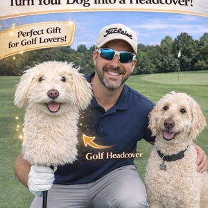 Könnte beinhalten: Ein Mann auf einem Golfplatz hält einen Golfschläger mit einer hundeförmigen Schlägerhaube. Die Schlägerhaube ist cremefarben und flauschig. Ein weiterer Hund sitzt neben ihm. Der Text lautet "Custom Golf Club Cover".