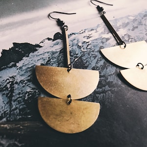 Messing oorbellen met maanfase | halve maancirkels | hangend koperkleurig metaal | moderne alledaagse bronzen sieraden | Portland | Liefs