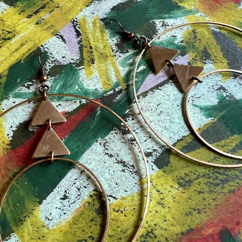 grandes créoles triangles en laiton | design multi-cercles | pendentif goutte minimaliste moderne | iheartmies portland oregon | relevé mobile image 9