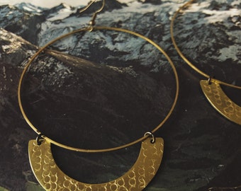 grandes créoles en laiton estampé | Boucle d'oreille en laiton martelé | boucle d'oreille en laiton estampée avec créole | Portland, Oregon | j'ai le coeur