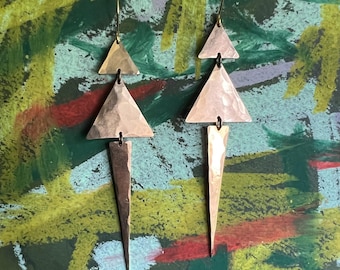 Triangles martelés en laiton | Pendentif suspendu en bronze texturé | Bijoux minimalistes modernes et légers | Portland Oregon | j'ai le coeur