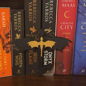 Adorno de Libro Dragon Inspirado en Cuarta Ala – Marcapáginas Fantasy Hecho a Mano、セパラドール