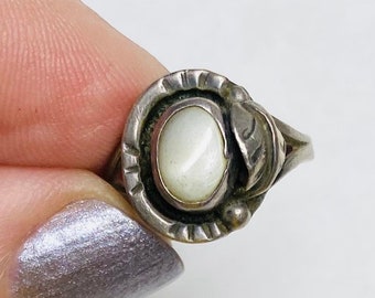 Old Pawn Squash Blossom Ring, Sterling Silver & Mother of Pearl , Sz 5 1/4, eb81