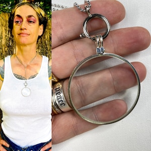 Magnifying Glass Necklace. Silver Tones.