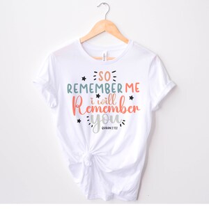 Può includere: Maglietta bianca con una grafica colorata che dice "So remember me, I will remember you, Quran 2:152".