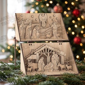 Può includere: Un presepe in legno a due livelli con figure tagliate al laser. Il livello superiore mostra i tre re magi, un angelo e un pastore con pecore. Il livello inferiore presenta la sacra famiglia in una stalla con una mucca, un asino e una capra.