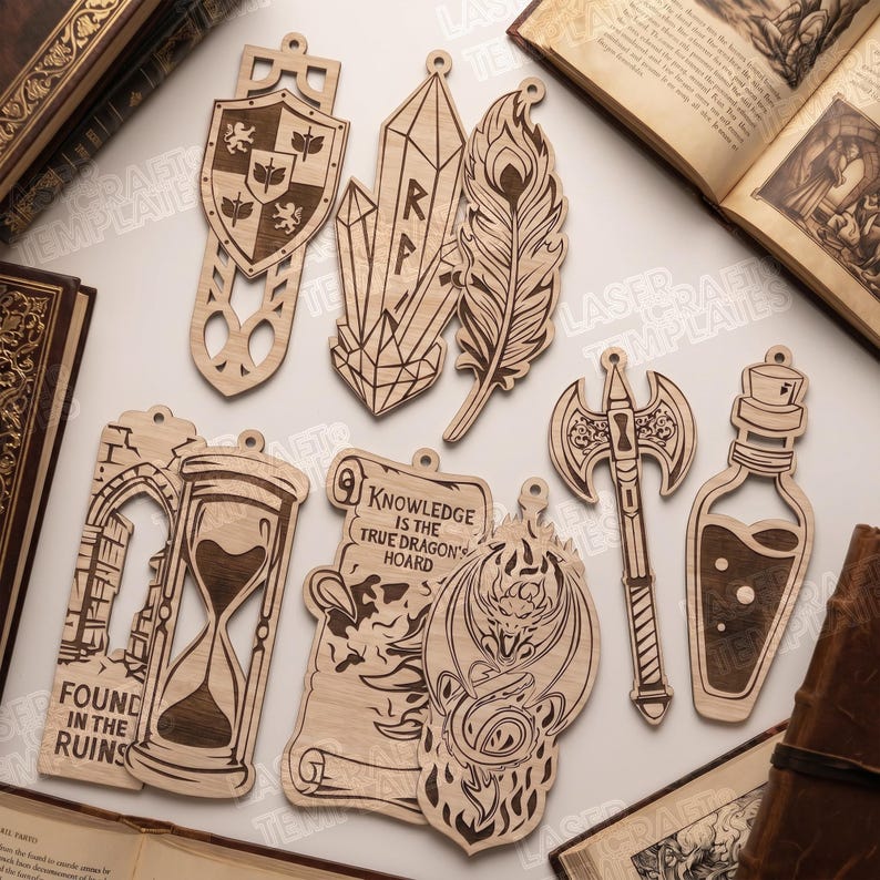 Op de afbeelding: Een verzameling van acht lasergesneden houten bladwijzers met fantasieontwerpen, waaronder een schild, kristallen, een veer, een zandloper met de tekst Found in the Ruins, een perkamentrol met de tekst Knowledge is the True Dragon's Hoard, een draak, een bijl en een flesje.