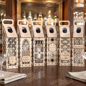 Peut inclure: Six boîtes cadeaux en bois pour bouteilles de vin, avec des motifs découpés au laser. Chaque boîte a une poignée et contient une bouteille. Les textes incluent "Cheers to You!", "Uncork Happiness", "Drink Me Out!", "A Gift from the Heart", "Especially for You!", et "Congratulations!"