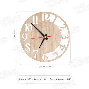Puede incluir: Un reloj de pared de madera con un acabado de veta de madera clara. La esfera del reloj presenta n&uacute;meros blancos y manecillas negras, con un segundero rojo. El reloj mide 32 cm de di&aacute;metro.