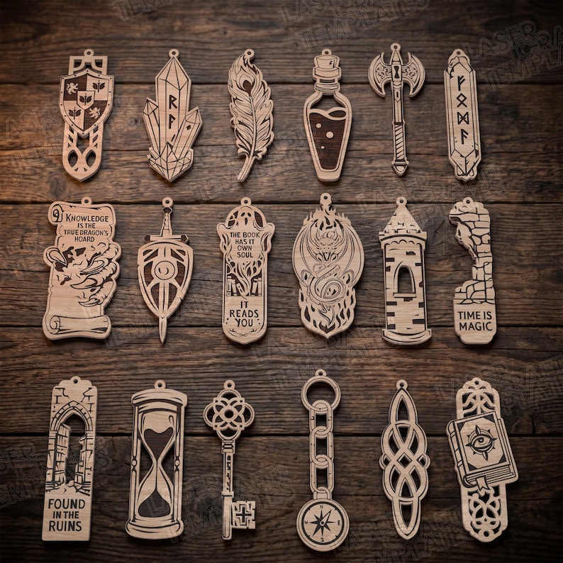 Op de afbeelding: Een verzameling van zeventien lasergesneden houten bladwijzers met ingewikkelde fantasieontwerpen, waaronder een schild, kristal, veer, toverdrankflesje, bijl, runen, draak, toren, zandloper, sleutel, kompas en boeken met diverse inscripties.