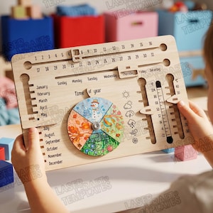 Puede incluir: Tablero educativo de madera sobre el clima y el calendario. Cuenta con una rueda giratoria con ilustraciones de las estaciones, un termómetro y un calendario con días, meses y fechas. El tablero lo sostiene una persona.