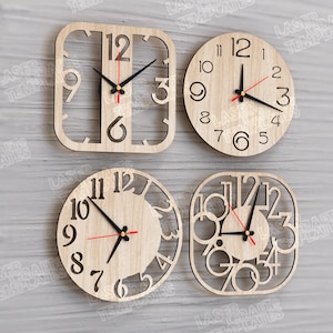 Puede incluir: Cuatro relojes de madera de varias formas, incluyendo cuadrados y redondos. Cada reloj tiene manecillas negras, un segundero rojo y un acabado de veta de madera clara. Los n&uacute;meros est&aacute;n recortados, creando un dise&ntilde;o &uacute;nico.