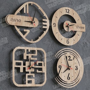 Puede incluir: Cuatro relojes de pared de madera con dise&ntilde;os &uacute;nicos. Un reloj tiene la palabra "nine" en un rect&aacute;ngulo. Otro tiene la palabra "three". Los relojes tienen manecillas negras y segunderos rojos. Los relojes son de madera clara.