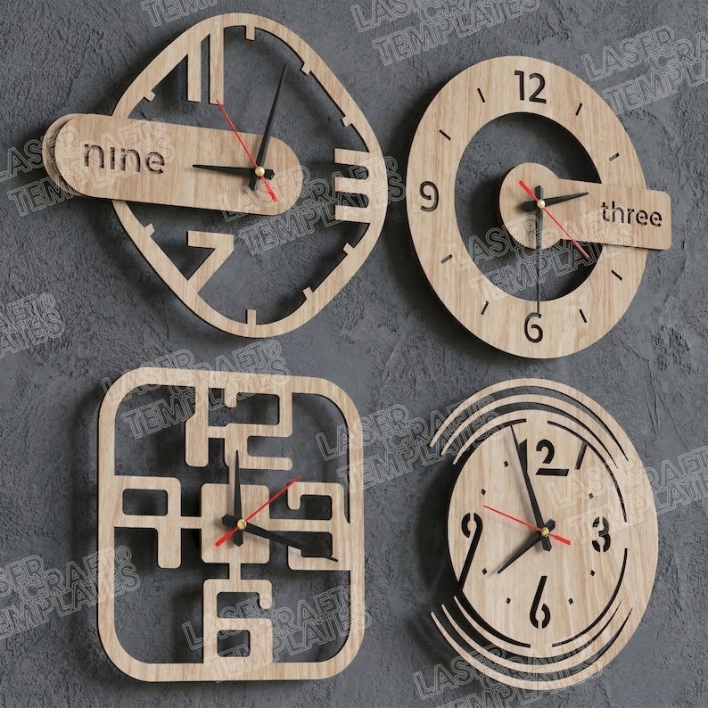 Puede incluir: Cuatro relojes de pared de madera con dise&ntilde;os &uacute;nicos. Un reloj tiene la palabra "nine" en un rect&aacute;ngulo. Otro tiene la palabra "three". Los relojes tienen manecillas negras y segunderos rojos. Los relojes son de madera clara.