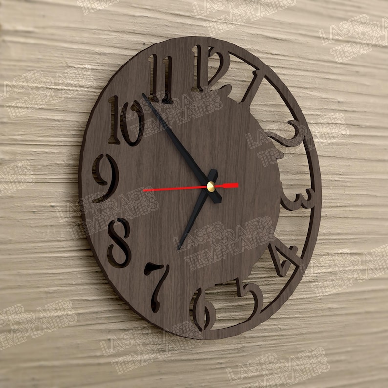 Puede incluir: Un reloj de pared redondo de madera con n&uacute;meros recortados y un dise&ntilde;o decorativo. El reloj tiene manecillas negras y un segundero rojo. El reloj tiene aproximadamente 30 cm de di&aacute;metro.