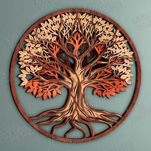 Op de afbeelding: Een gelaagd houten wandkunstwerk met een boomontwerp in een cirkelvormige lijst. De bladeren zijn in tinten oranje en beige, met een donkerbruine lijst en stam. Het kunstwerk is waarschijnlijk lasergesneden.