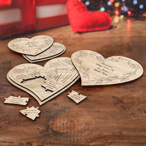 Może przedstawiać: Drewniana układanka w kształcie serca z napisem "Reasons Why I'm In Love With You" i kwiatowymi akcentami. Kilka elementów układanki jest oddzielonych. Tematem jest miłość i związki.