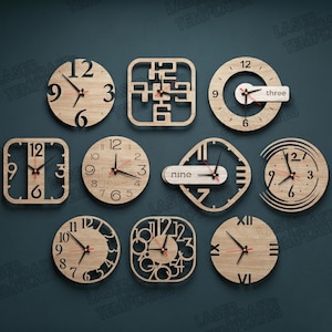 Puede incluir: Una colecci&oacute;n de relojes de madera en varias formas, incluyendo redondos, cuadrados y dise&ntilde;os geom&eacute;tricos. Cada reloj presenta n&uacute;meros y manecillas negras, algunos incorporando dise&ntilde;os recortados. Los relojes se exhiben sobre un fondo azul oscuro.