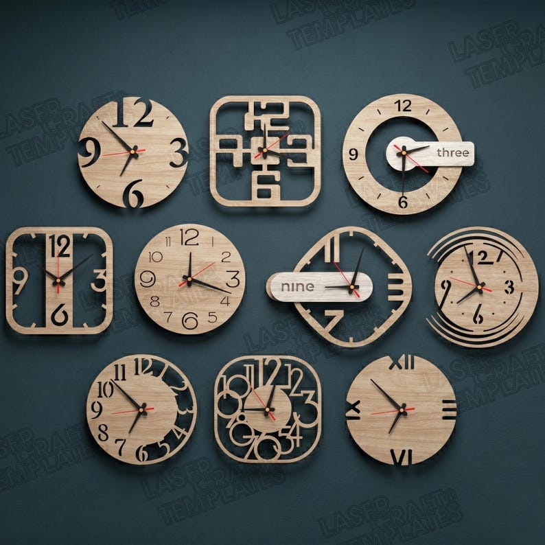 Puede incluir: Una colecci&oacute;n de relojes de madera en varias formas, incluyendo redondos, cuadrados y dise&ntilde;os geom&eacute;tricos. Cada reloj presenta n&uacute;meros y manecillas negras, algunos incorporando dise&ntilde;os recortados. Los relojes se exhiben sobre un fondo azul oscuro.