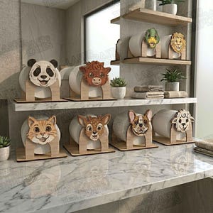 Peut inclure: Ensemble de porte-papier toilette en bois avec des visages d'animaux : panda, vache, chat, cerf, canard, lion, bouledogue et mouton. Présentés sur un comptoir et des étagères en marbre.