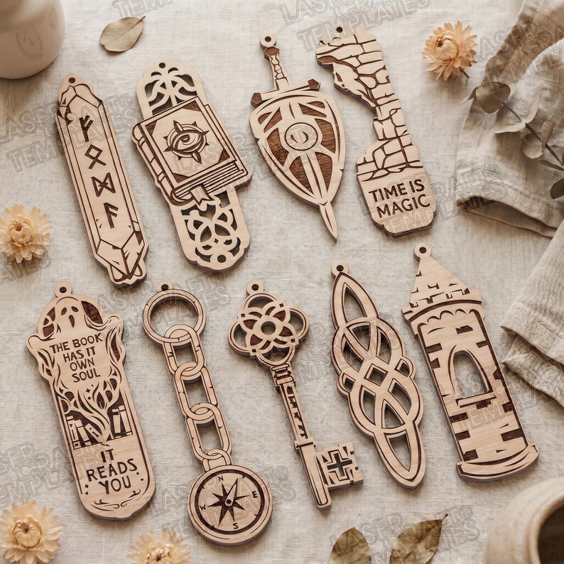 Op de afbeelding: Een verzameling van negen lasergesneden houten bladwijzers met ingewikkelde ontwerpen, waaronder een runenkristal, een spreukenboek, een zwaard, een stenen muur met de tekst TIME IS MAGIC, een geest met de tekst THE BOOK HAS IT OWN SOUL IT READS YOU, een ketting, een sleutel, een knoop en een toren.