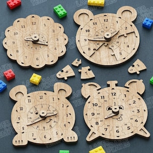 Puede incluir: Cuatro relojes de rompecabezas de madera en varias formas, incluyendo una flor, un oso y un despertador. Cada reloj tiene números y manecillas, con algunas piezas quitadas. Bloques de juguete coloridos están dispersos.