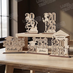 Puede incluir: Una taza de cerámica blanca con asa negra y el texto "But First, Coffee" en negro, en negrita. La taza está sobre una superficie de madera.