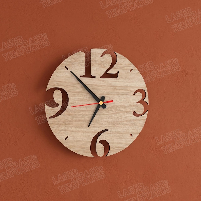 Puede incluir: Un reloj de pared redondo de madera con los n&uacute;meros 3, 6, 9 y 12 recortados. Las manecillas son negras, con un segundero rojo. El reloj est&aacute; montado en una pared marr&oacute;n. El di&aacute;metro del reloj es de aproximadamente 30 cm.