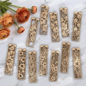 Puede incluir: Una colección de marcapáginas de madera con intrincados diseños florales. Cada marcapáginas presenta un patrón floral tallado único, incluyendo rosas y margaritas. Los marcapáginas son rectangulares con un pequeño agujero en la parte superior. El fondo incluye flores naranjas y el texto "LASER CRAFT TEMPLATES".