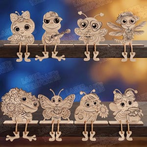 Könnte beinhalten: Lasergeschnittene Holzfiguren verschiedener Kreaturen, darunter ein Frosch mit Gitarre, ein Schmetterling und ein Marienkäfer, alle mit hängenden Beinen. Die Figuren sitzen auf einem dunklen Holzregal, mit einem blau-gelben Farbverlauf im Hintergrund.