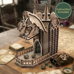 Puede incluir: Una torre de dados de madera cortada con láser con un diseño de catedral gótica, una gárgola posada, una estructura de torre alta con ventanas arqueadas y una base vallada. El set incluye varios dados poliédricos y una bolsa de terciopelo marrón.