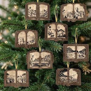 Op de afbeelding: Een verzameling van acht lasergesneden, boekvormige houten ornamenten, elk voorzien van gedetailleerde gegraveerde bijbelse scènes en tekst. Deze bruine ornamenten hangen aan gouden koordjes en tonen diverse religieuze verhalen op licht hout.